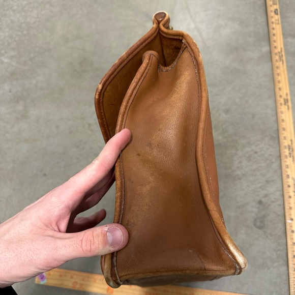 Coach Vintage Beekman Leather Flap Twist Lock Briefcase Messenger Bag has hole - Picture 4 of 10